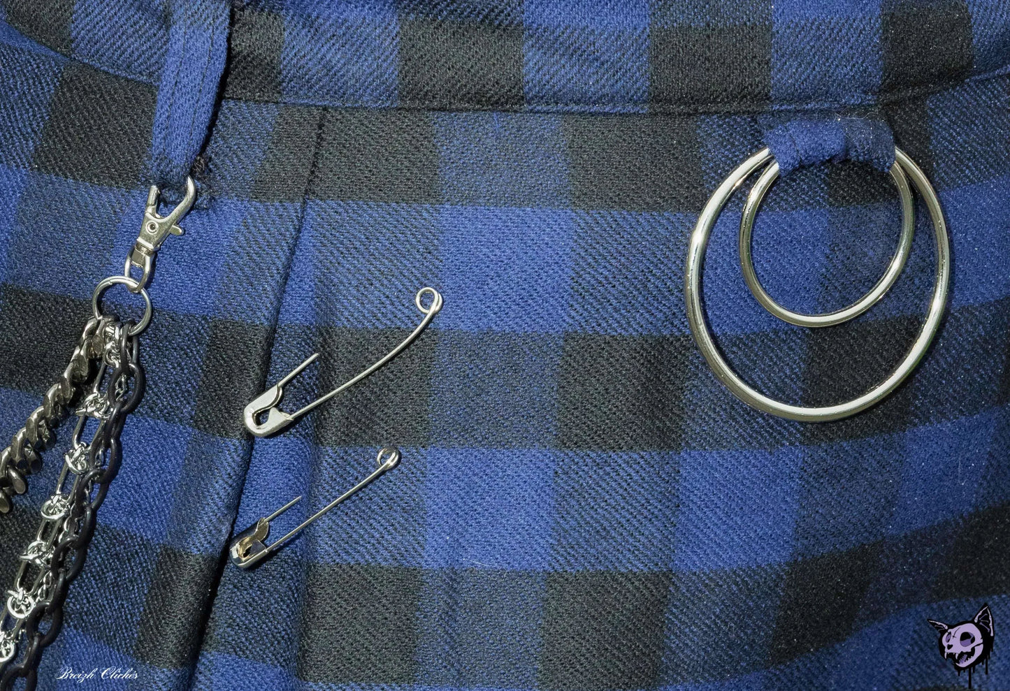 Jupe droite grunge goth en lainage bleu à carreaux noirs avec chaînes – Pièce unique faite main