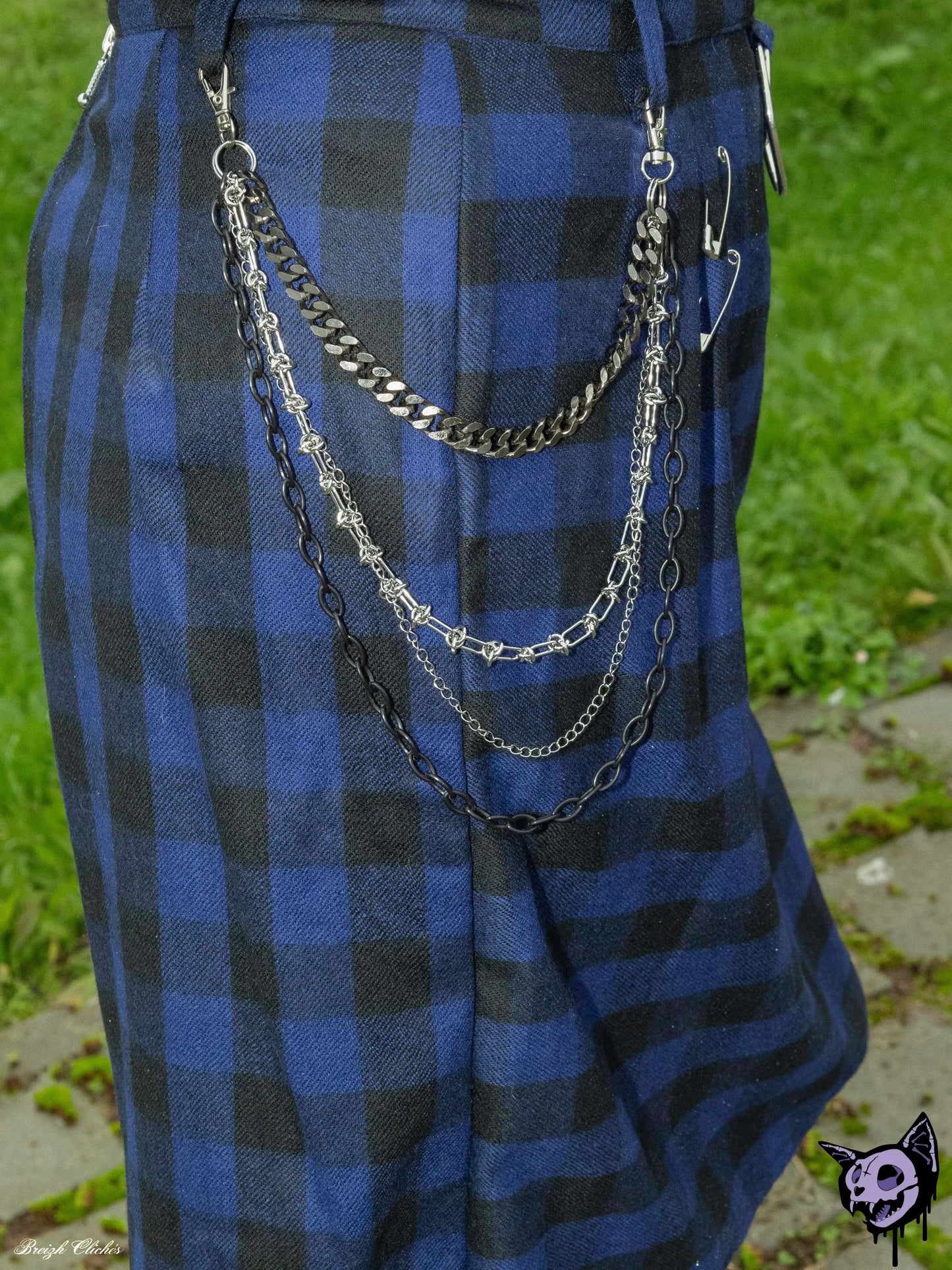Jupe droite grunge goth en lainage bleu à carreaux noirs avec chaînes – Pièce unique faite main