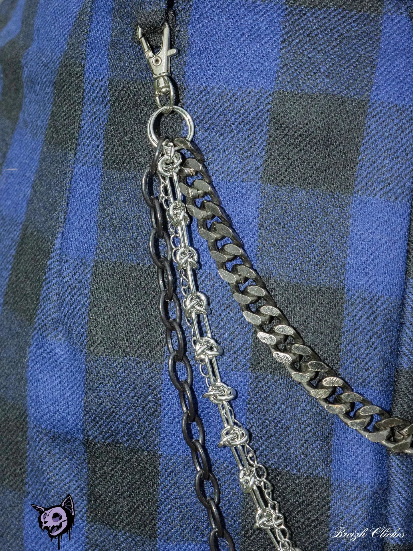Jupe droite grunge goth en lainage bleu à carreaux noirs avec chaînes – Pièce unique faite main