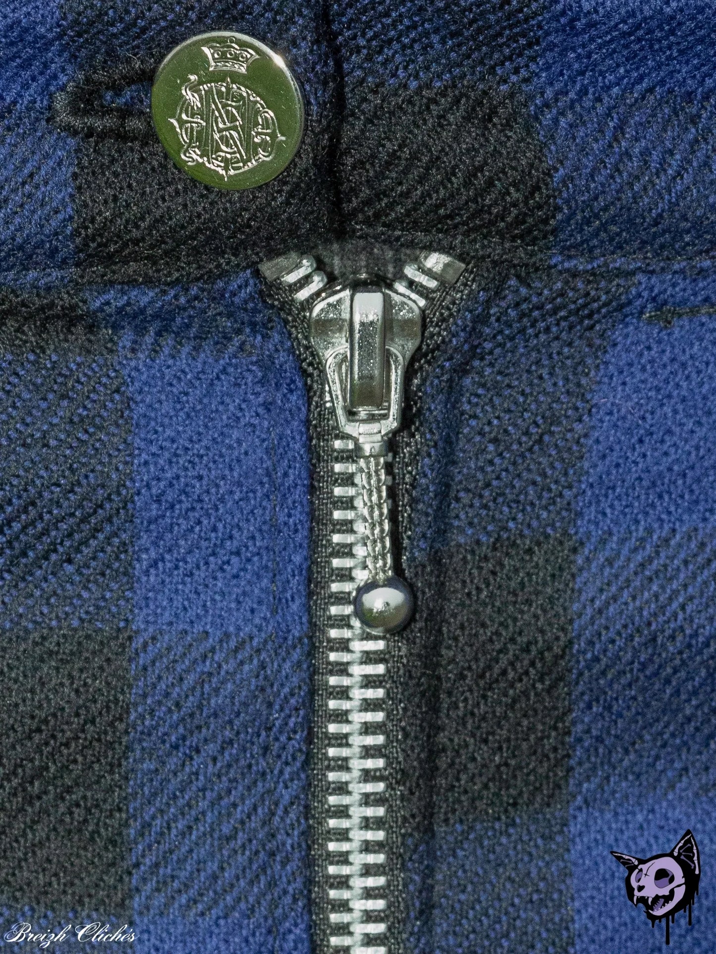 Jupe droite grunge goth en lainage bleu à carreaux noirs avec chaînes – Pièce unique faite main