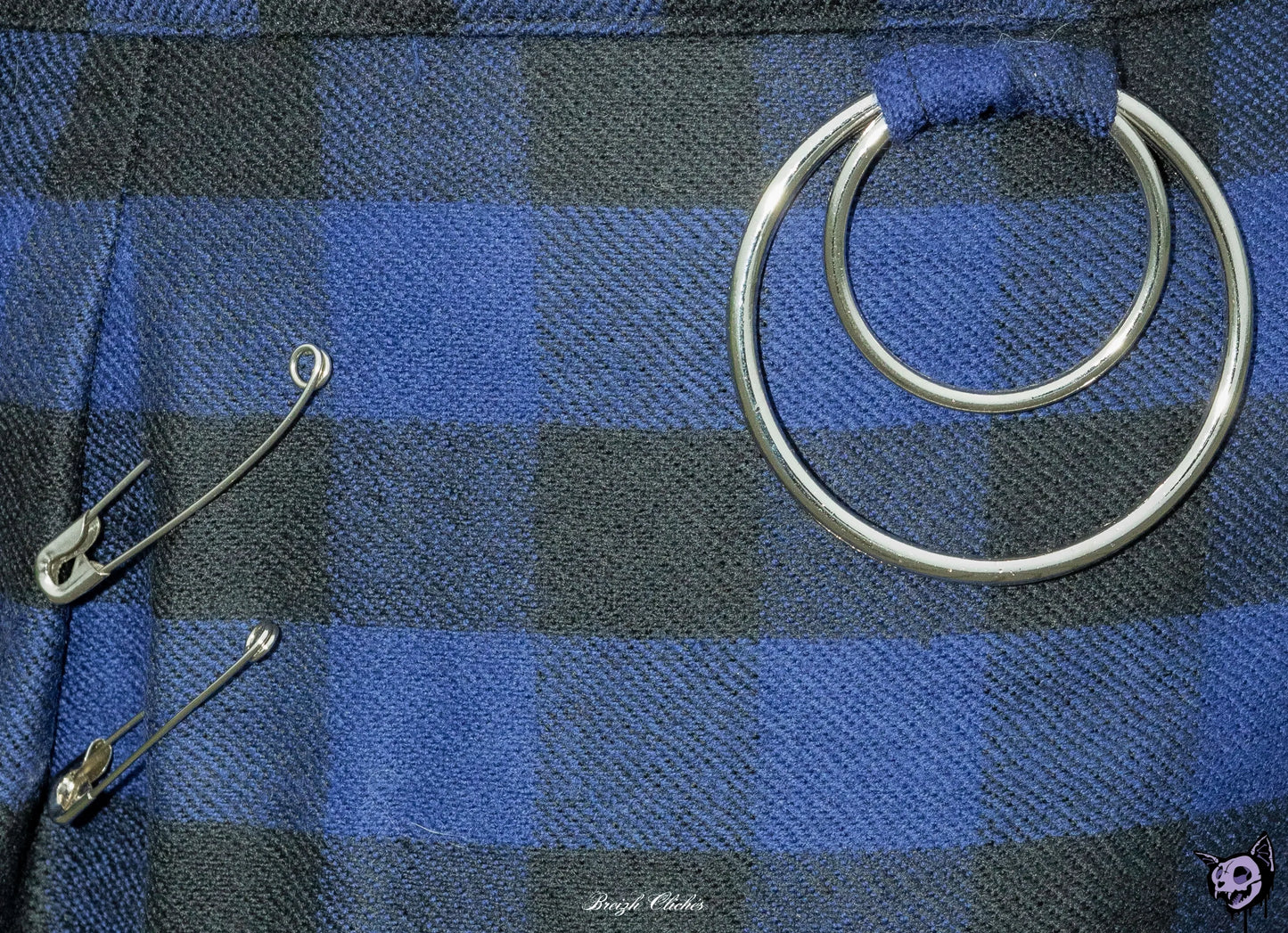 Jupe droite grunge goth en lainage bleu à carreaux noirs avec chaînes – Pièce unique faite main