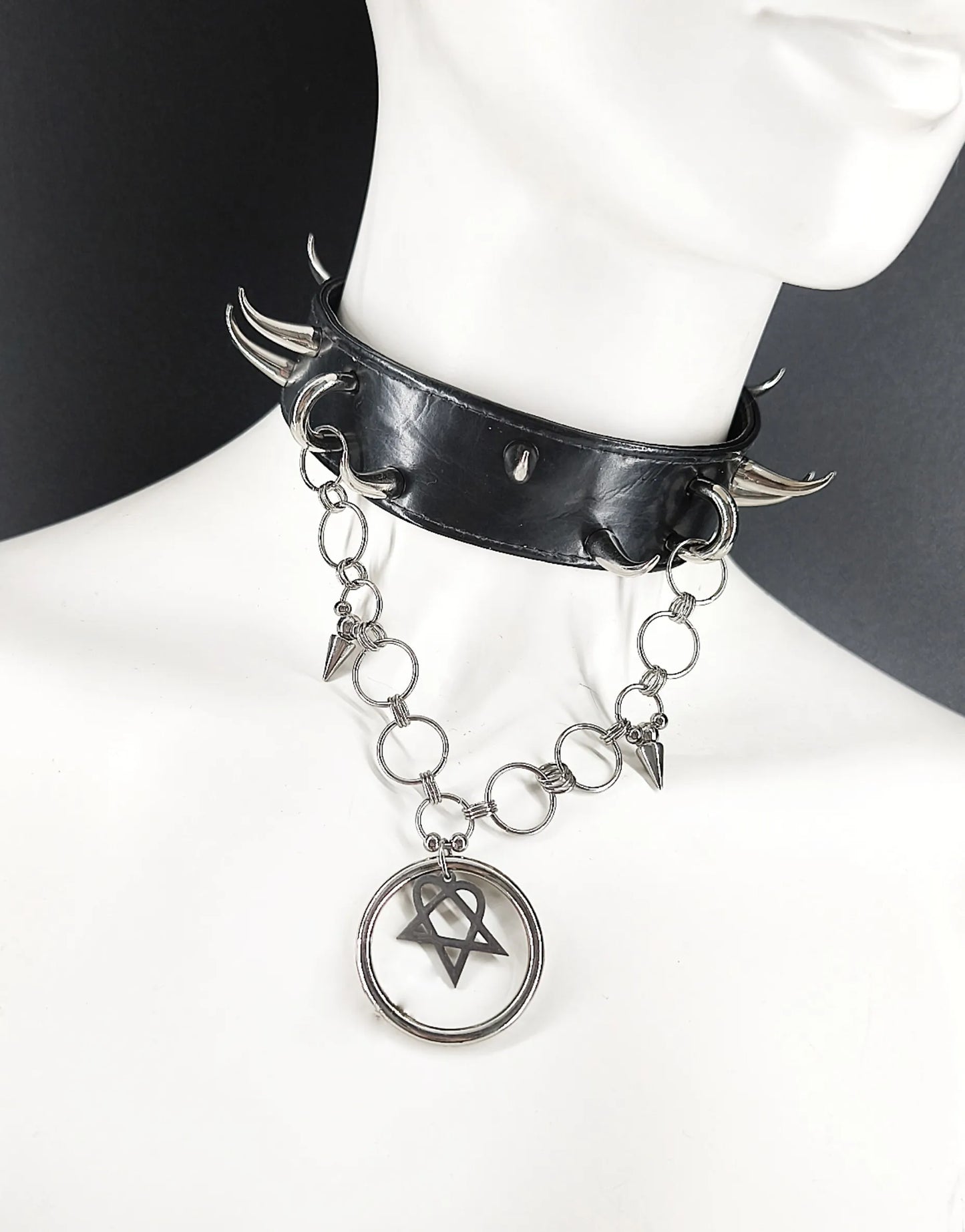 Ras de cou gothique en PVC noir à clous, anneaux et pentacle, choker fetish fait main
