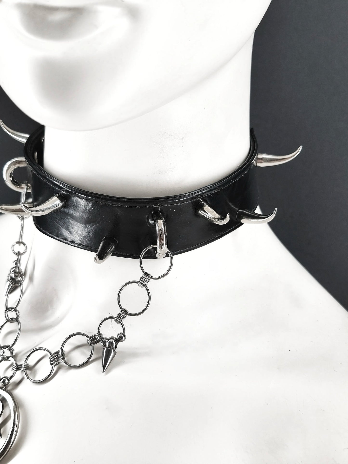 Ras de cou gothique en PVC noir à clous, anneaux et pentacle, choker fetish fait main