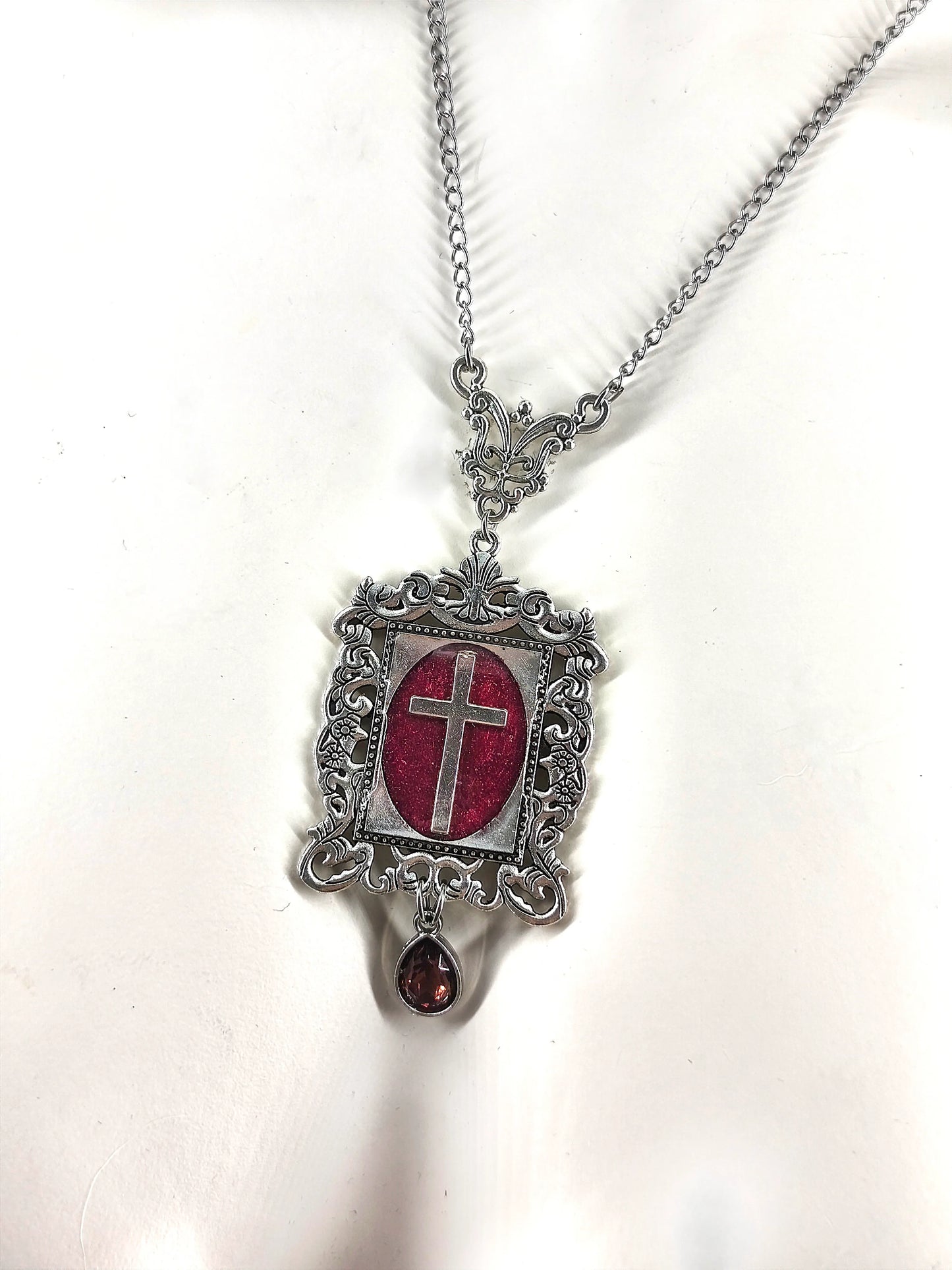 Collier Gothique Bordeaux – Pendentif Croix Occulte sur fond bordeaux – Fait Main – Acier Inoxydable