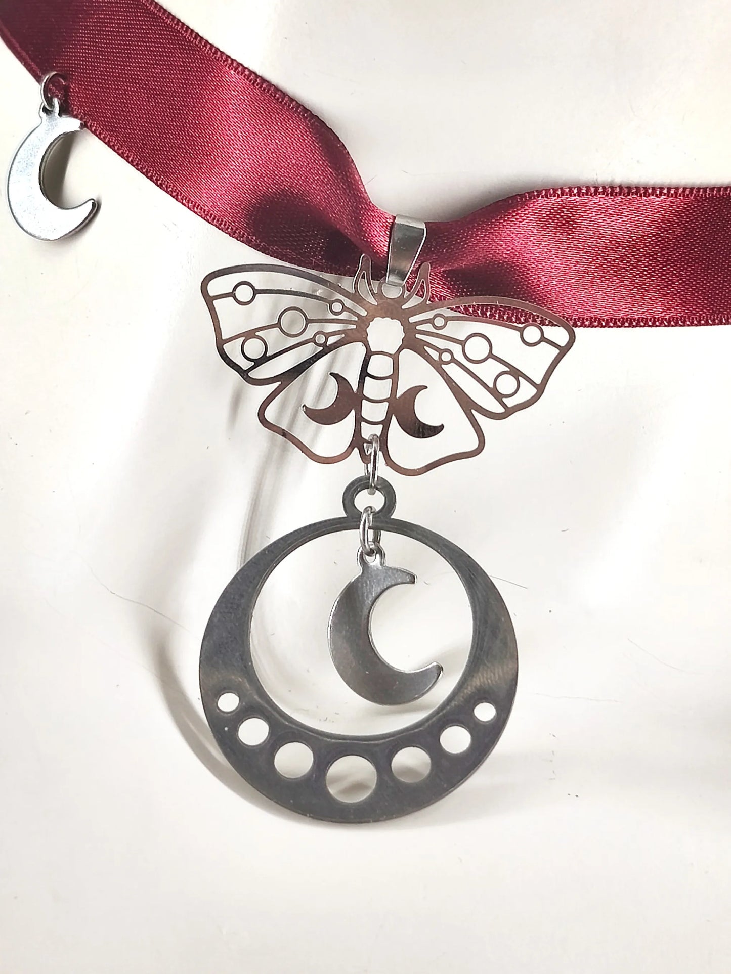 Ras de cou gothique satin bordeau, phase lunaire, lune et papillon, fait main