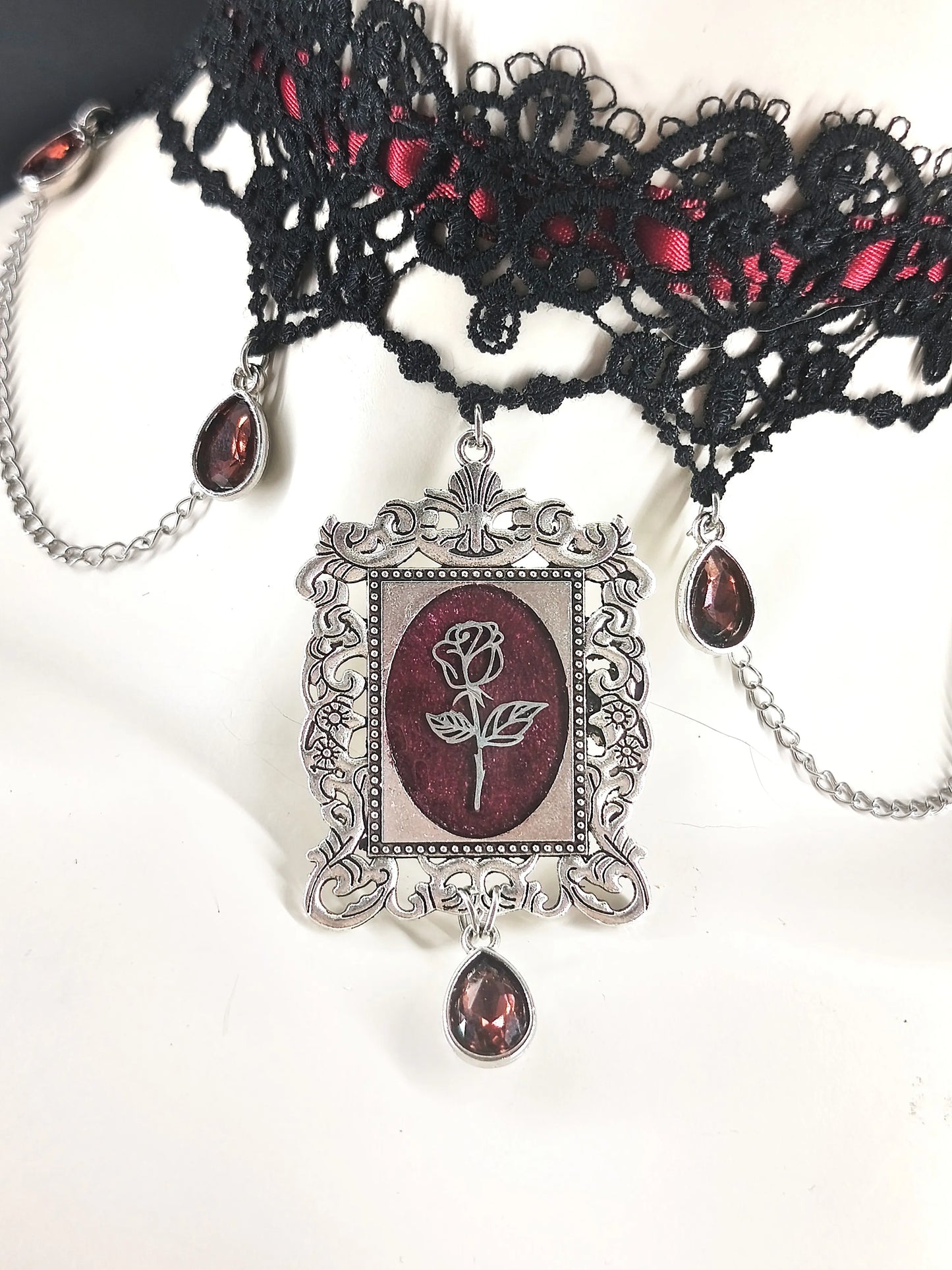 Ras de cou gothique noir et bordeaux avec camé gothique, rose, chaines et perles artisanal