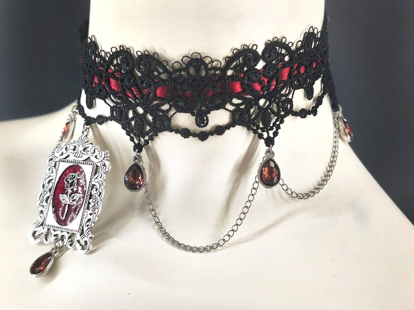 Ras de cou gothique noir et bordeaux avec camé gothique, rose, chaines et perles artisanal