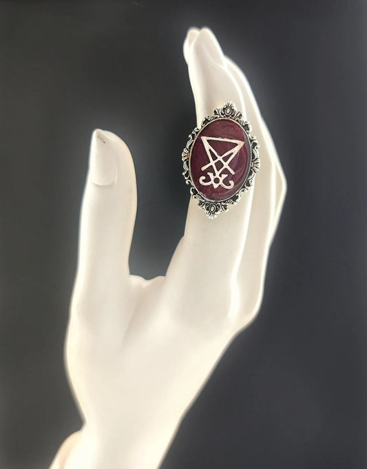 Bague gothique fait main réglable "Burgundy Evil" – Croix satanique & fond bordeaux