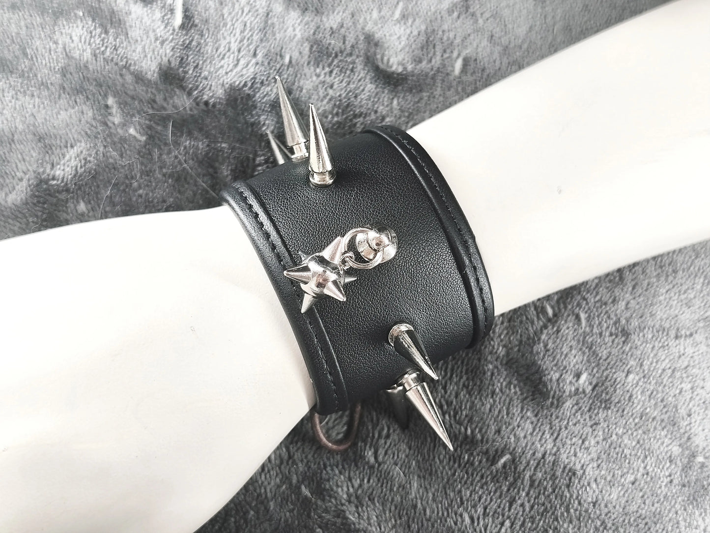 Bracelet en cuir noir gothique métal fait main avec clous et boule clouté