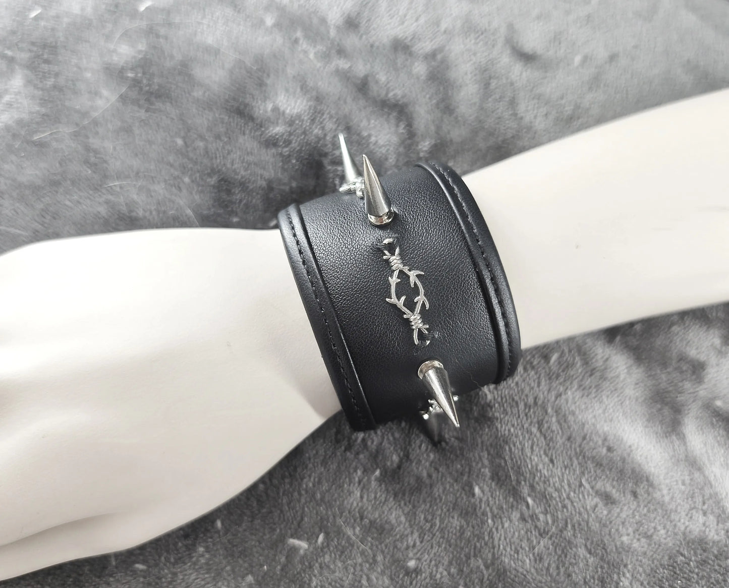 Bracelet en cuir noir gothique homme à clous avec des barbelés et laçage, fait main