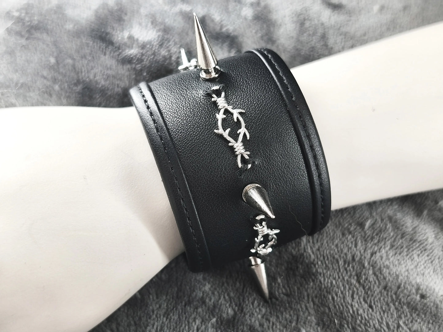 Bracelet en cuir noir gothique homme à clous avec des barbelés et laçage, fait main