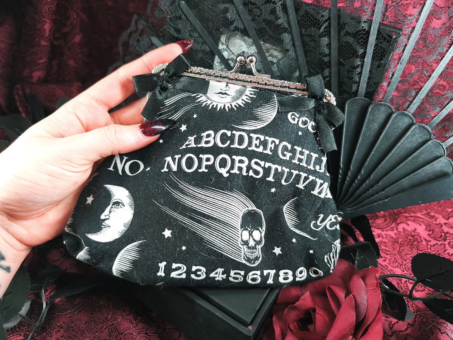 Porte-monnaie Ouija noir et blanc en velours – style gothique fait main