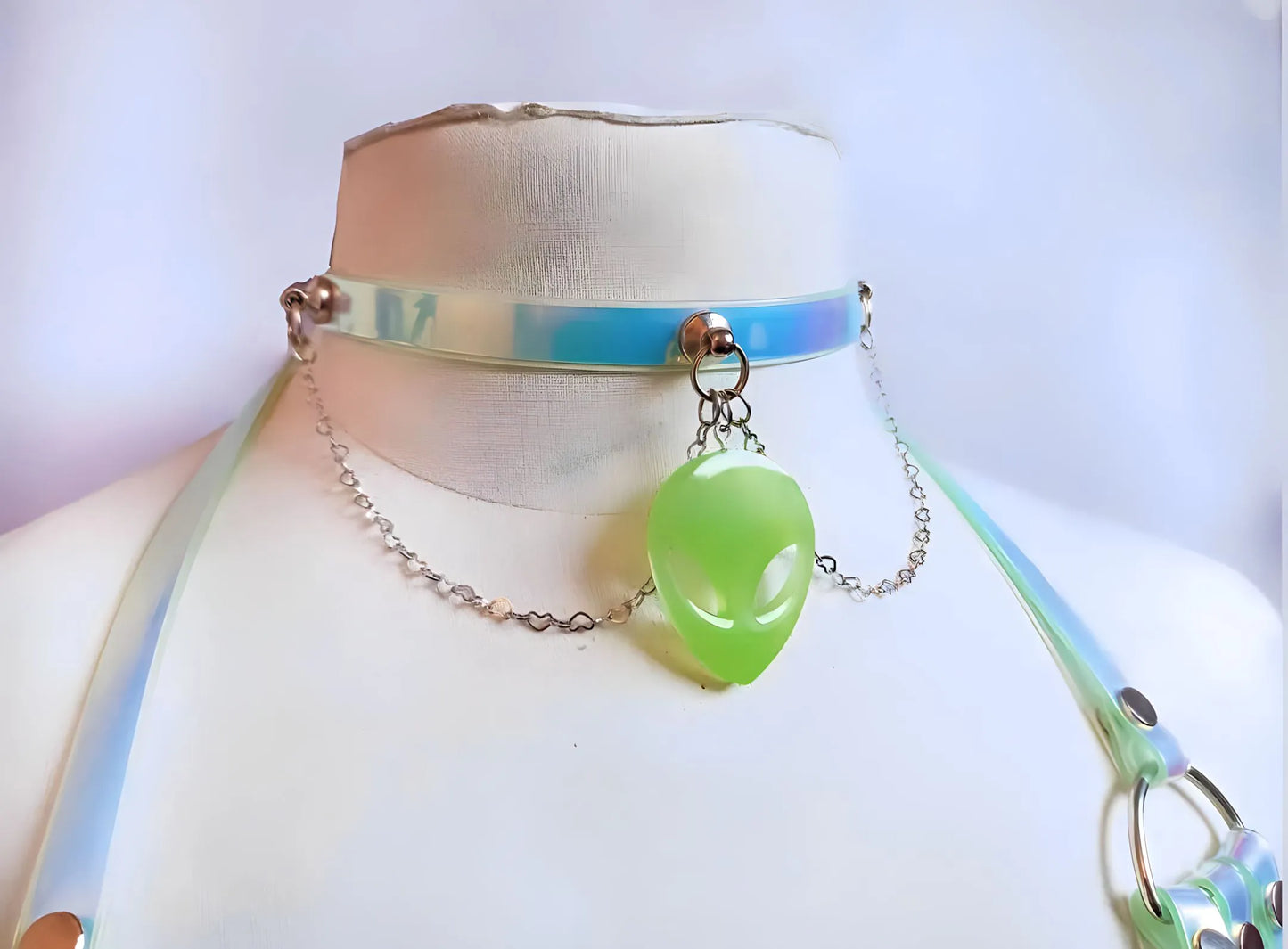 Harnais holographique unisexe avec choker alien phosphorescent – fait main en PVC & acier inox