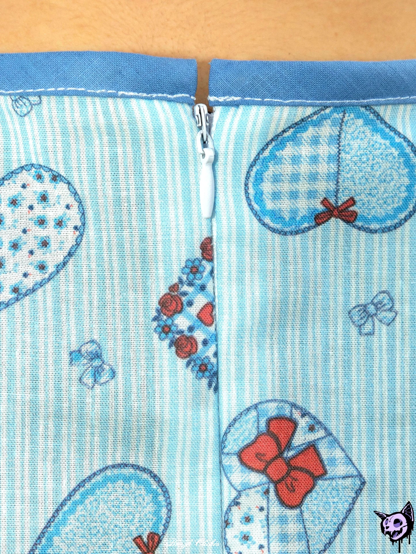 Vue de dos de la blouse sweet lolita et détail de la fermeture invisible
