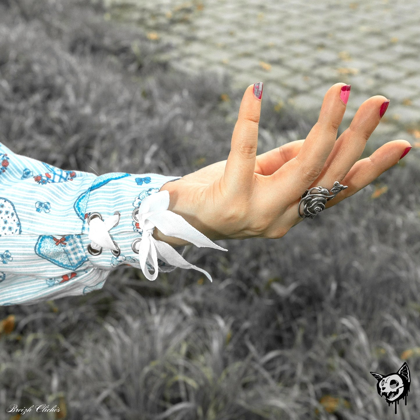 Laçages aux poignets en ruban satin sur blouse en coton