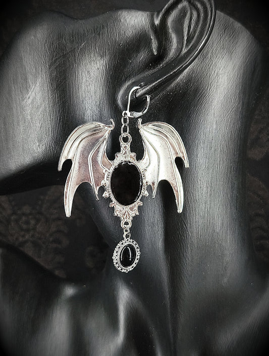 Boucle d’oreille gothique argentée à ailes de chauve-souris et cabochons noirs fait main