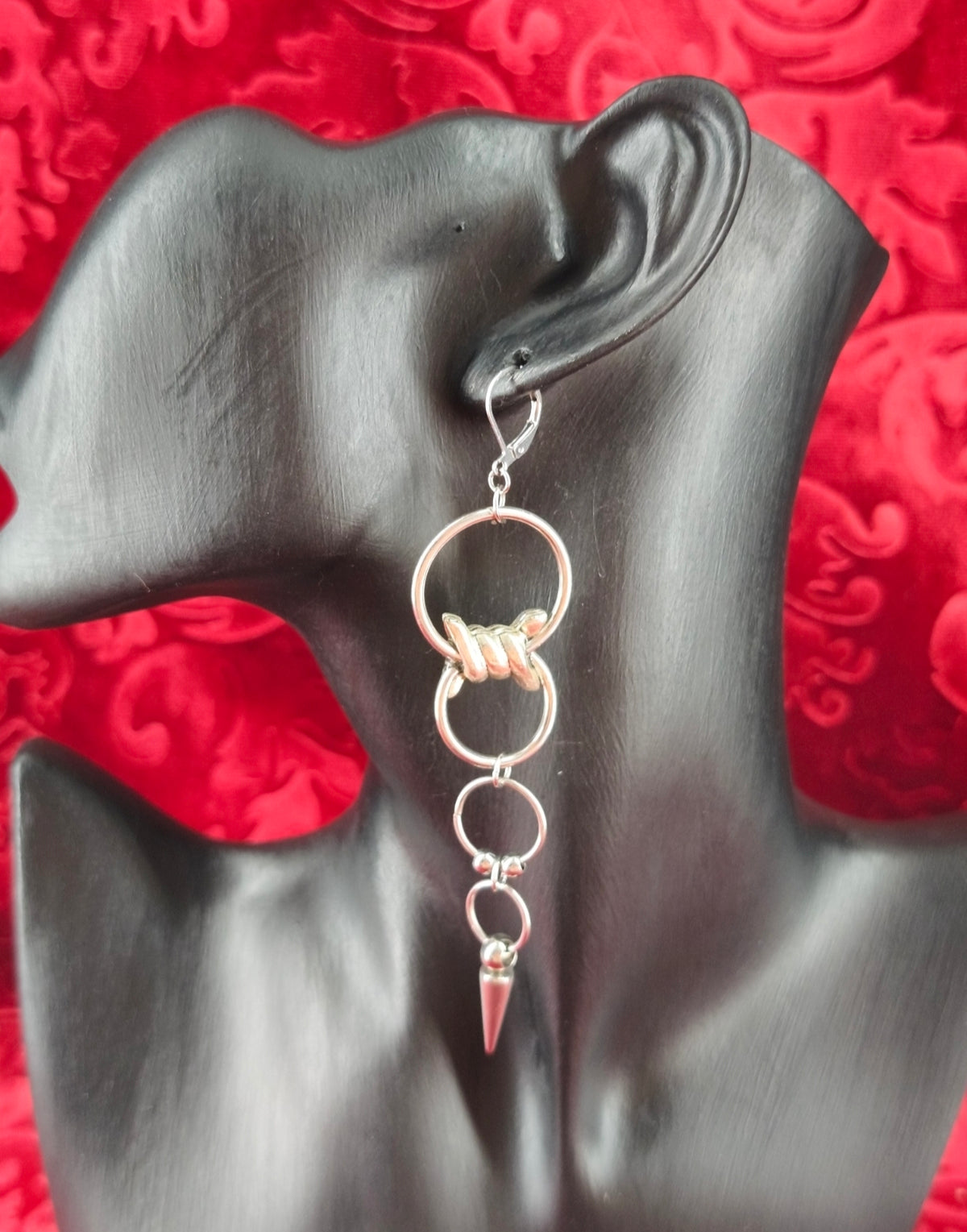 Boucle d’oreille unique barbelé & anneaux en acier inoxydable fait main portée