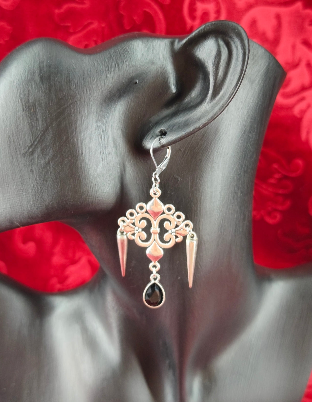 Boucles d'oreilles cathédrale gothiques avec perles noires portées