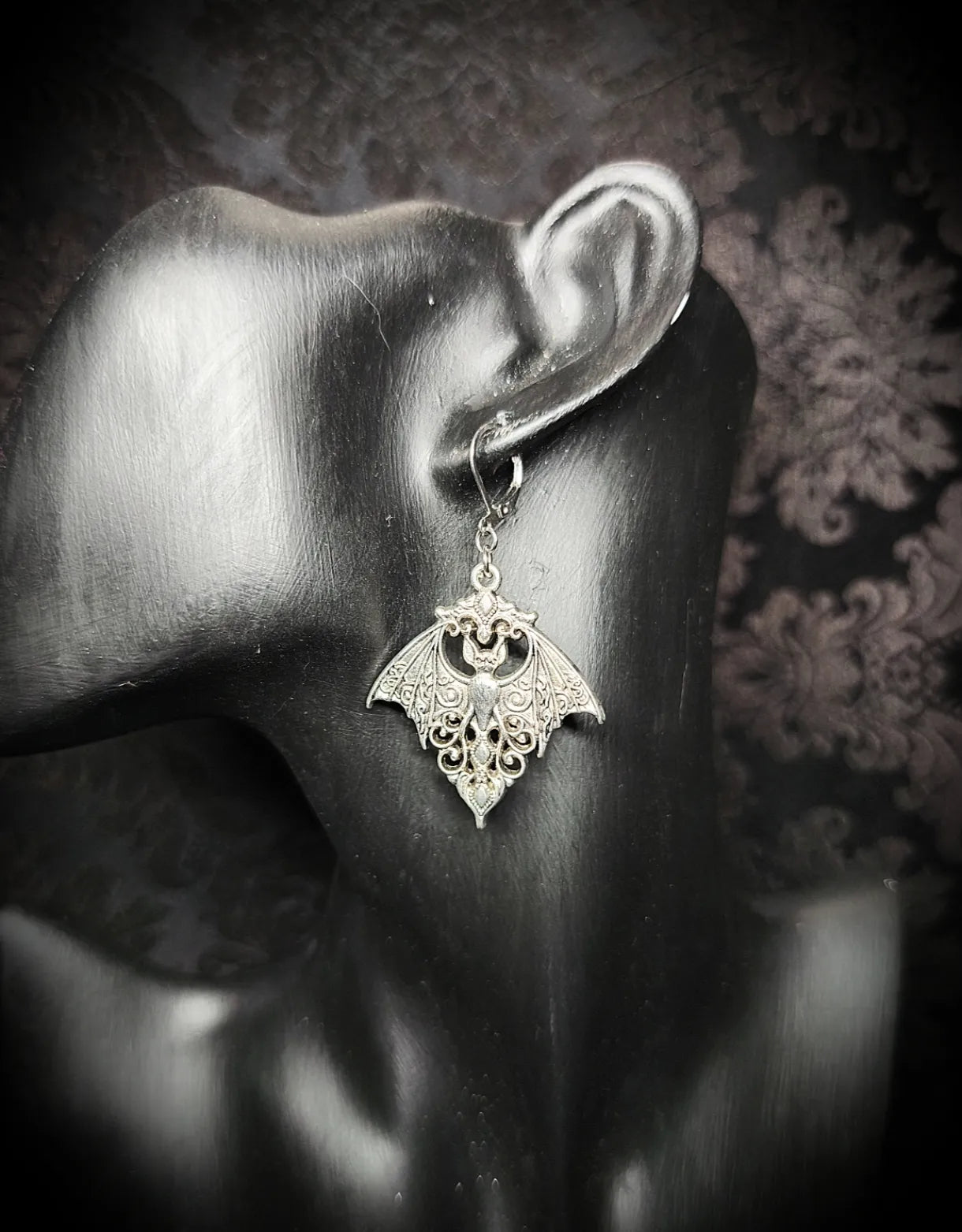 Boucles d'oreilles gothique argenté avec pendentif chauve-souris ornementale fait main