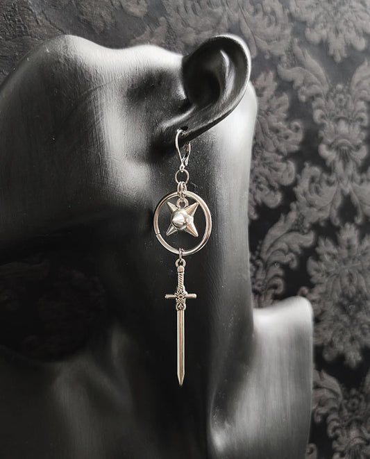 Boucles d'oreilles gothique avec anneau, étoile du matin et épée