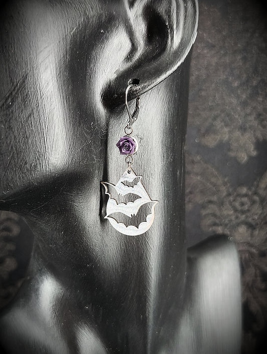 Boucles d'oreilles gothique avec roses violettes et goutte chauve-souris en acier inoxydable fait main