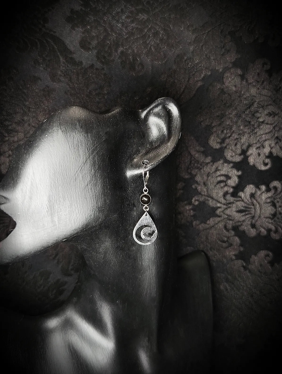 Boucles d'oreilles gothique goutte avec lune et chauve-souris avec une goutte noire en acier inoxydable fait main unique