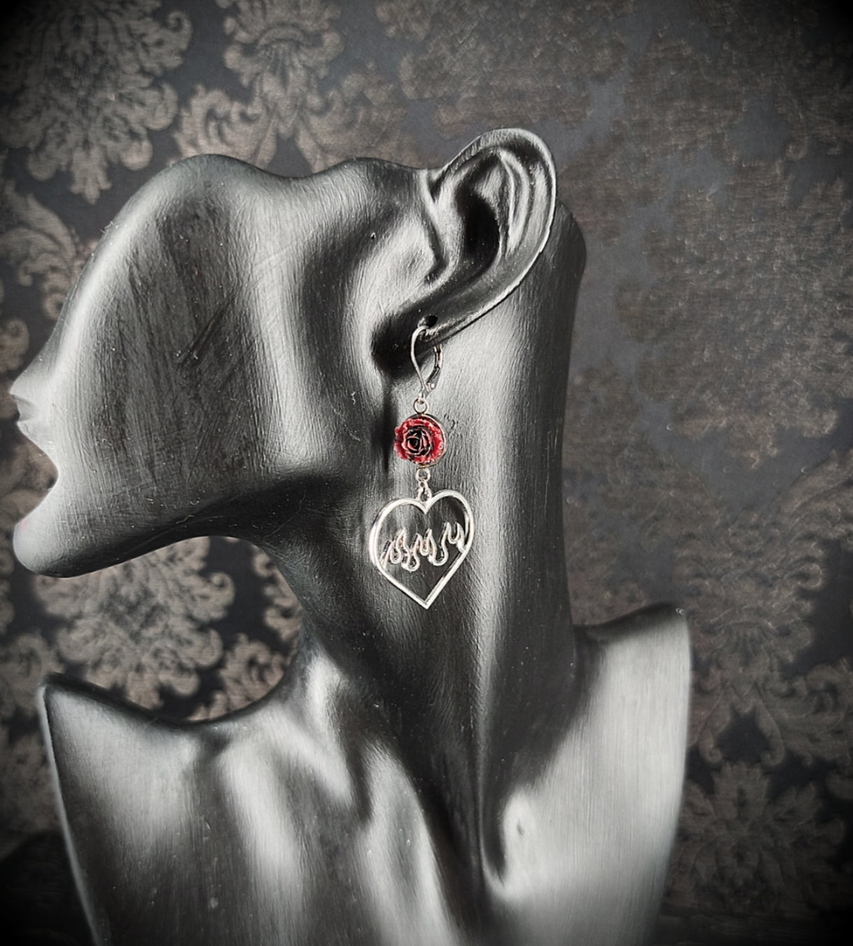 Boucles d’oreilles roses rouges et noires gothique avec cœur enflammé fait main
