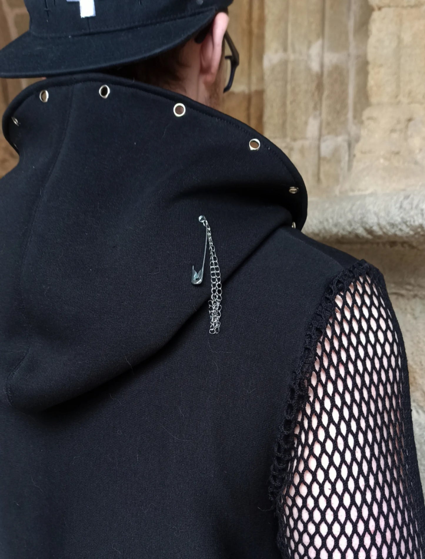 Capuche décorée de chaînes argentées