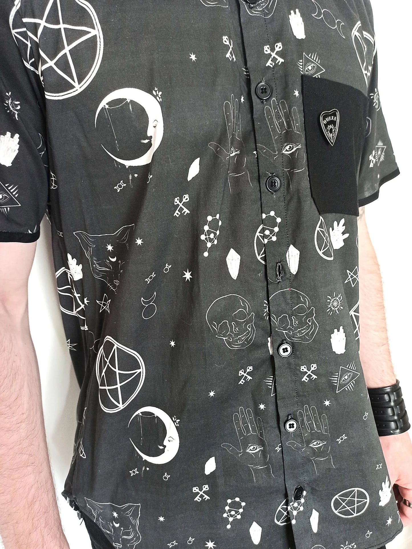 Chemise faite main éthique avec imprimés ésotériques
Détails des imprimés ésotériques à l'encre écologique