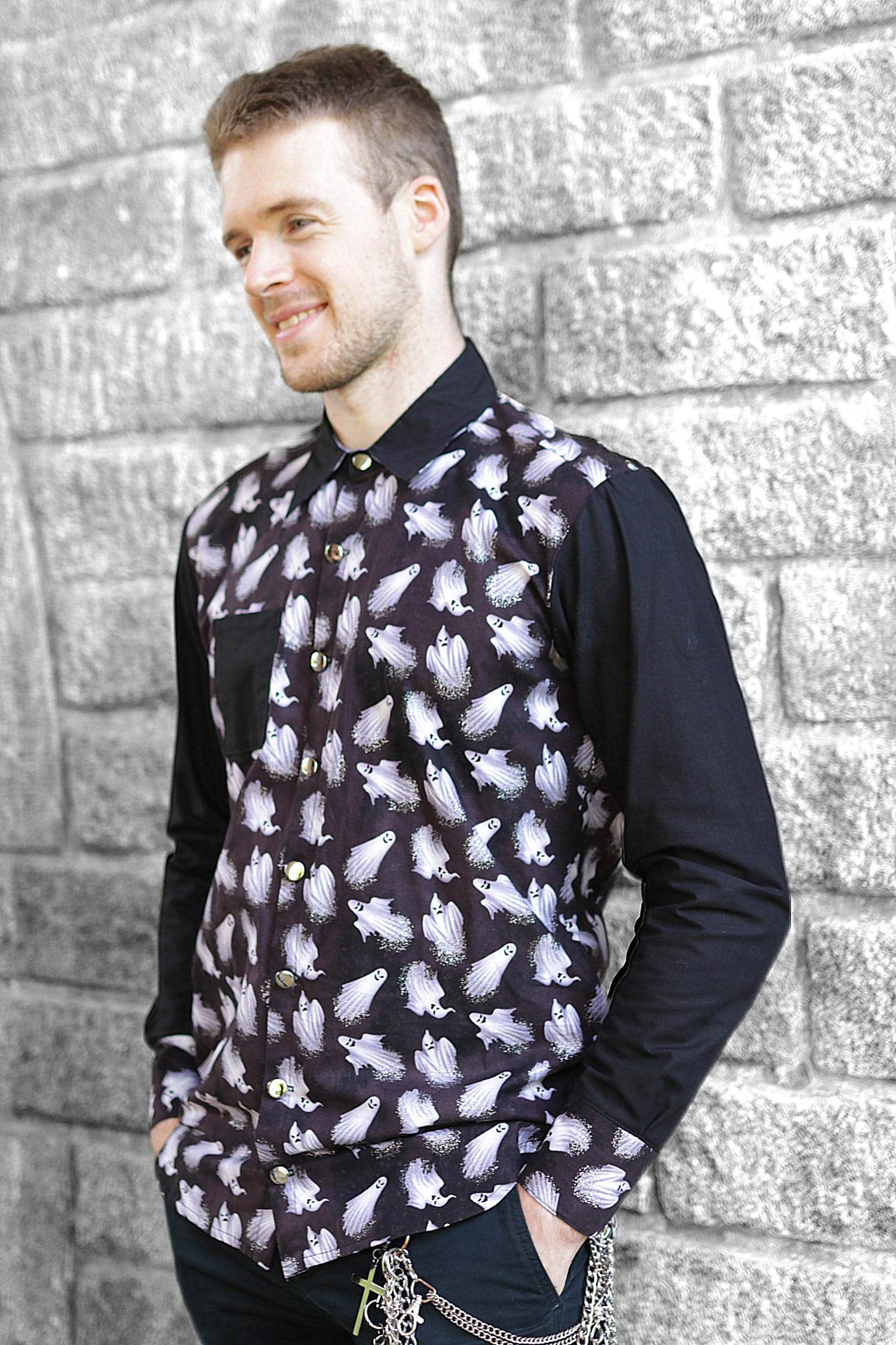 Tenue casual gothique avec chemise à fantômes brillants