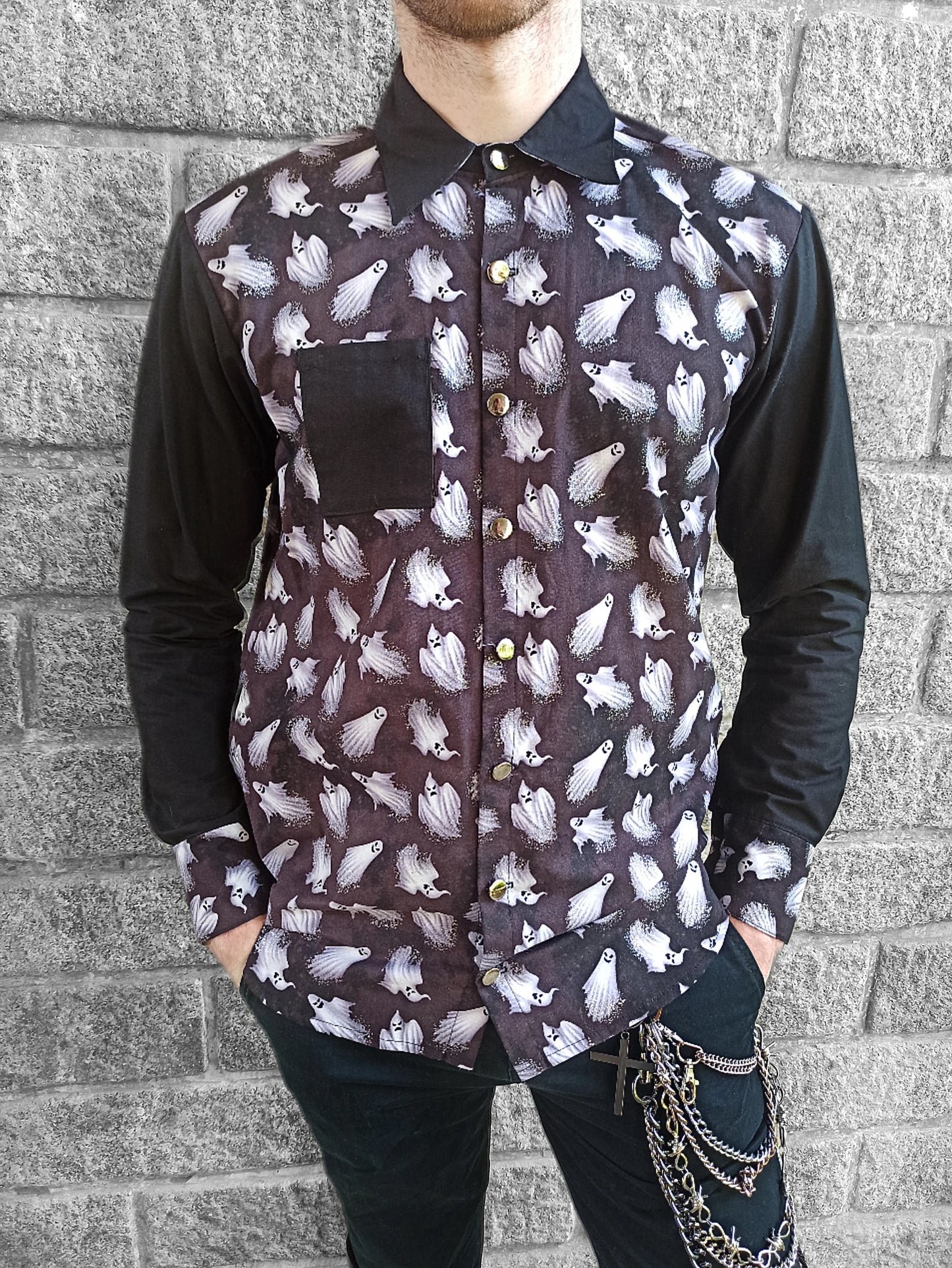 Chemise noire en coton avec empiècement fantômes à paillettes. Boutons argentés, poche poitrine. Élégante et originale. Fait main. Pièce unique.