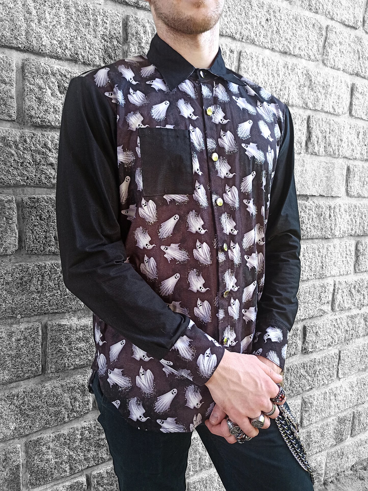 Chemise noire en coton avec fantômes pailletés faits main
Chemise goth avec poche sur le devant