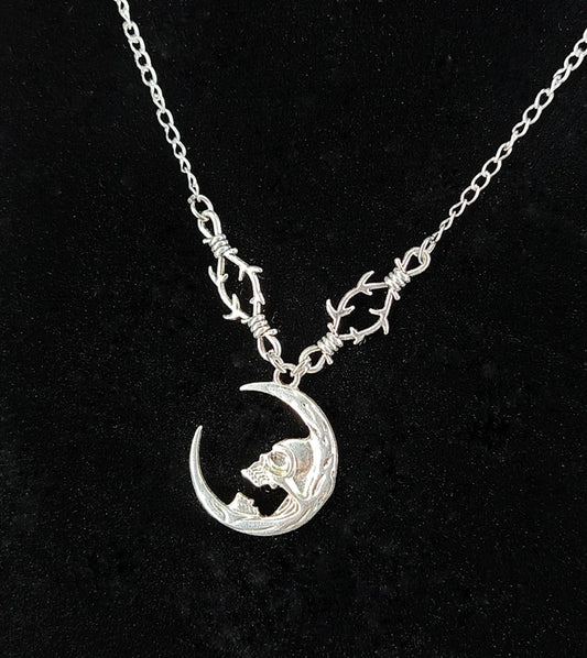 Collier gothique avec pendentif croissant de lune et barbelés