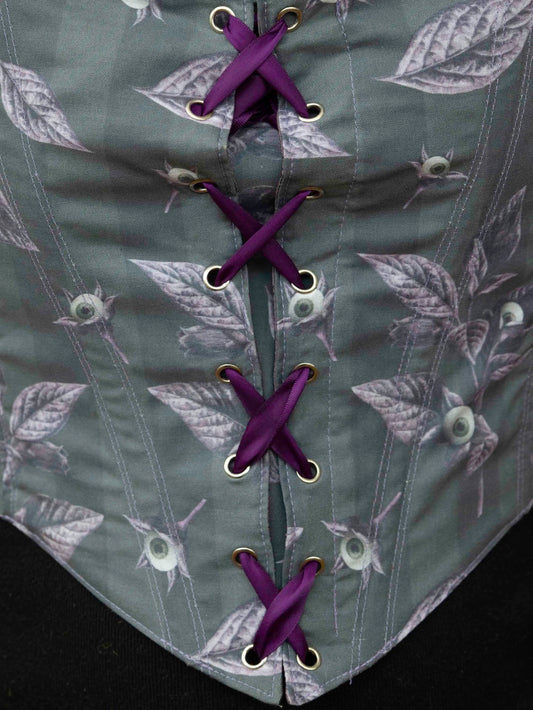 Détail du laçage en ruban satin sur corset gothique