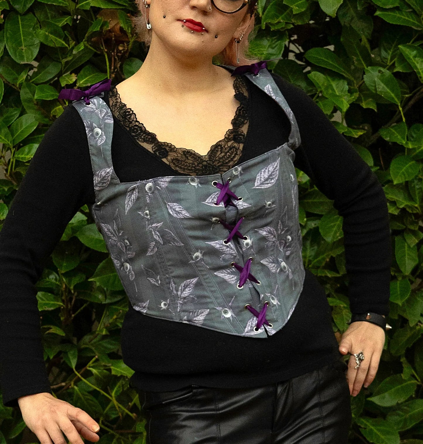 Vue de face du corset pastel gothique inspiré du 18e siècle