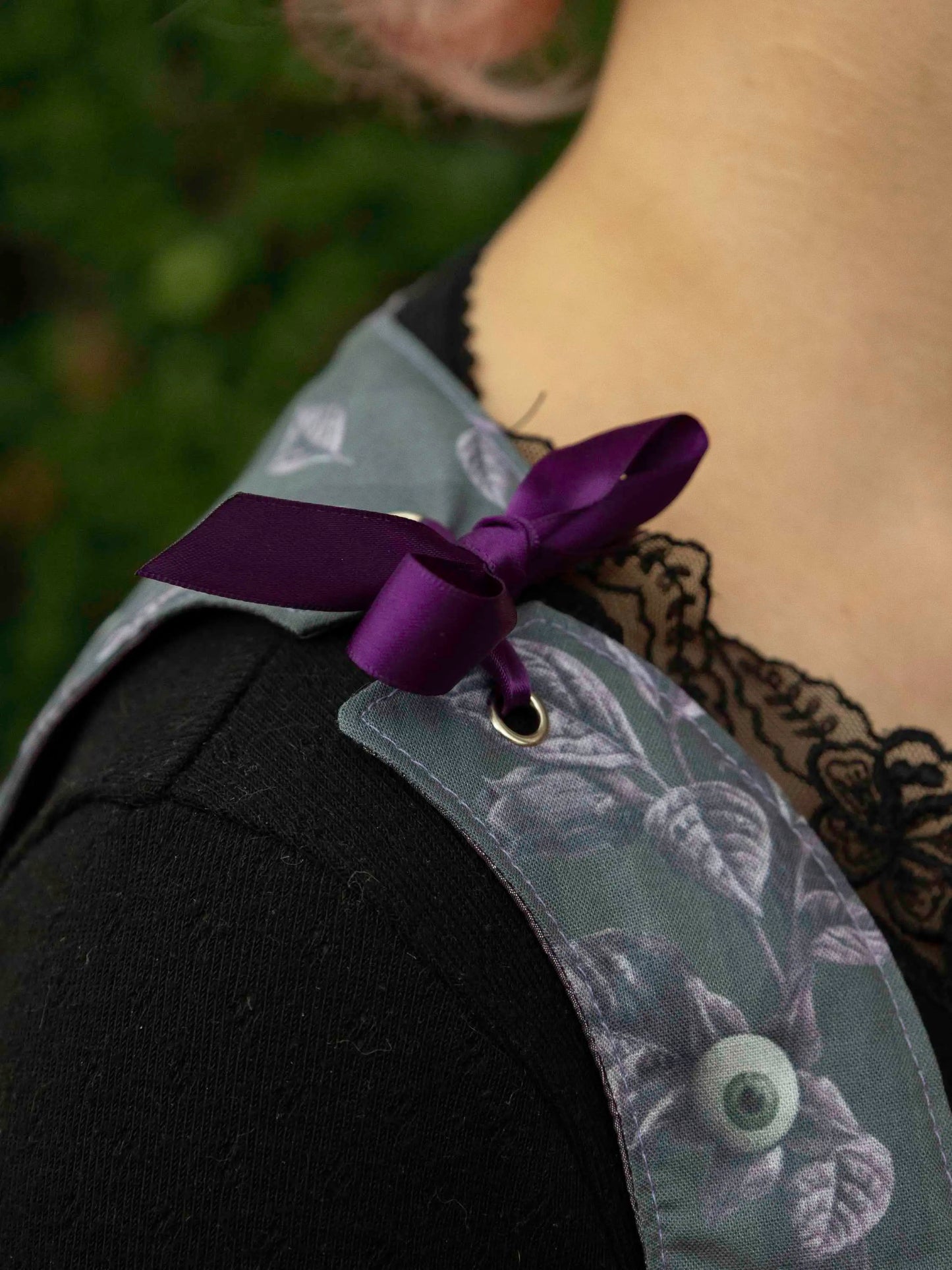 Laçages aux épaules sur corset imprimé violet et gris
Œillets en métal argenté sur corset cintré