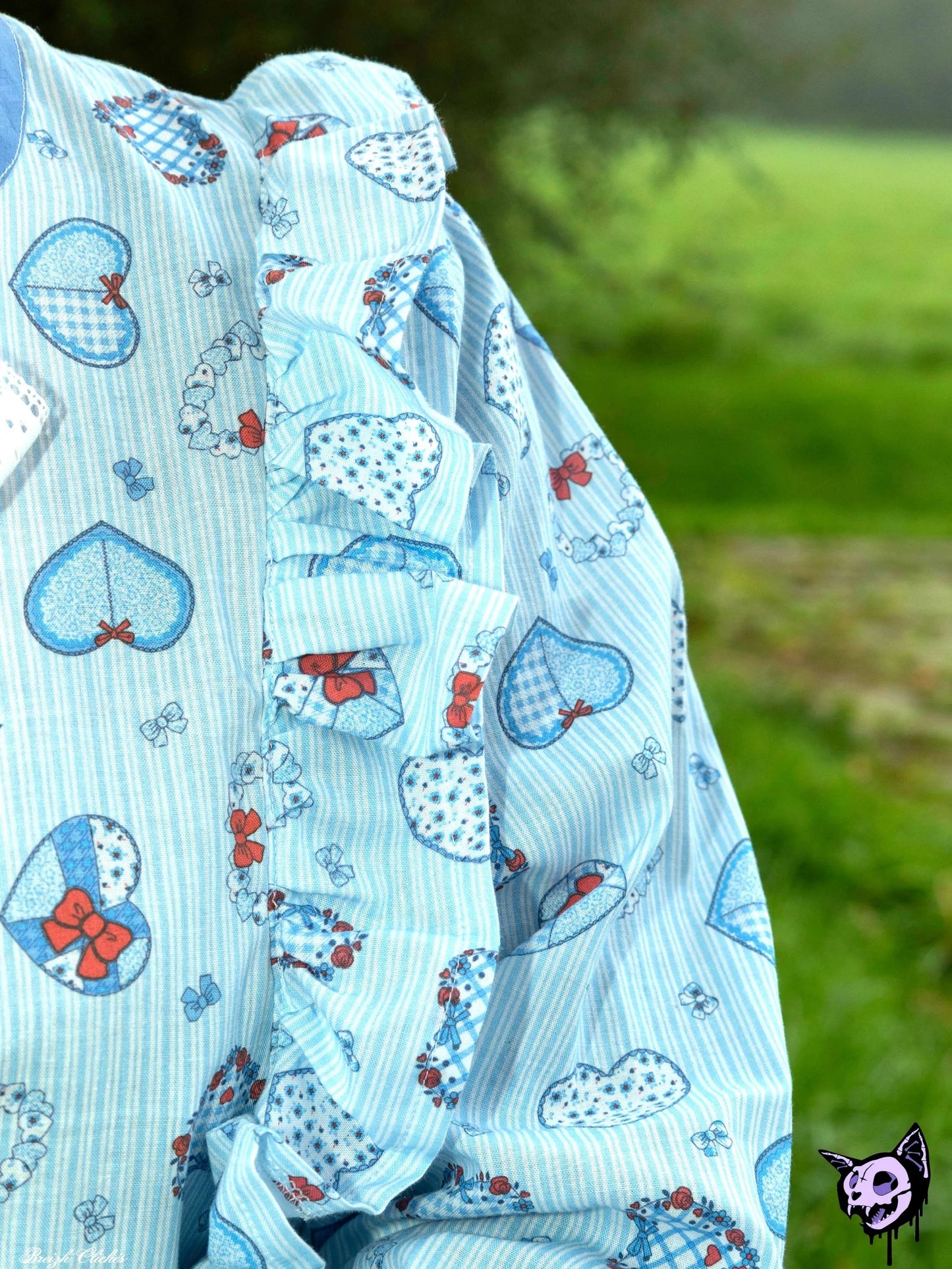 Détail des volants et des imprimés sur blouse kawaii