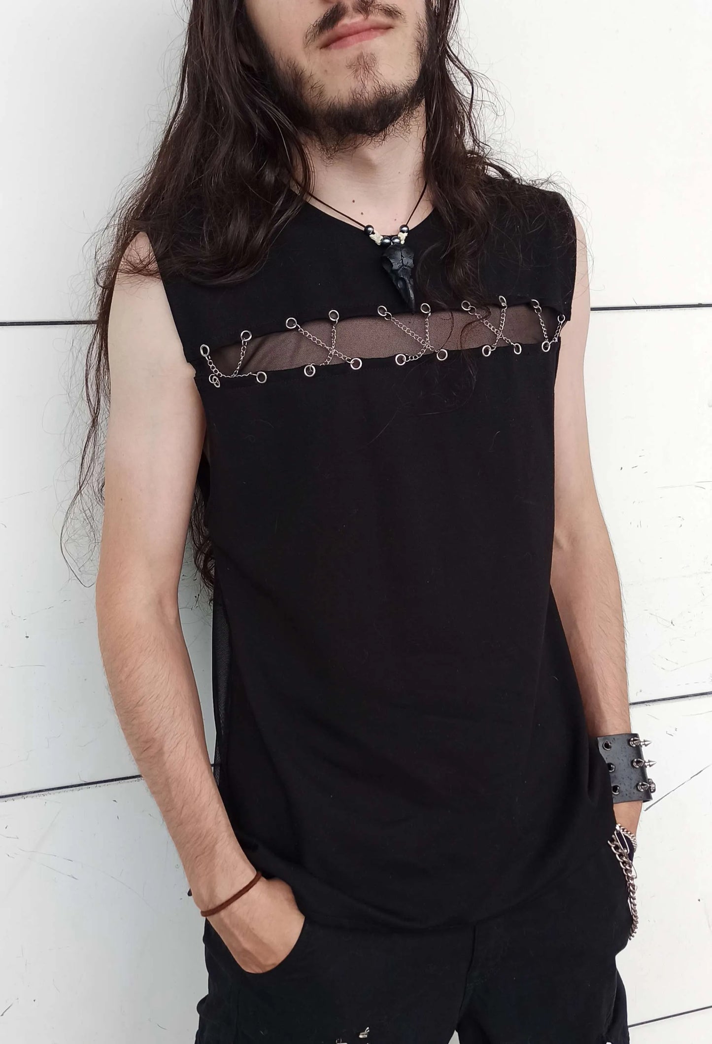 Débardeur gothique en coton épais et résille noire, laçages avec chaînes et œillets métalliques. Fait main