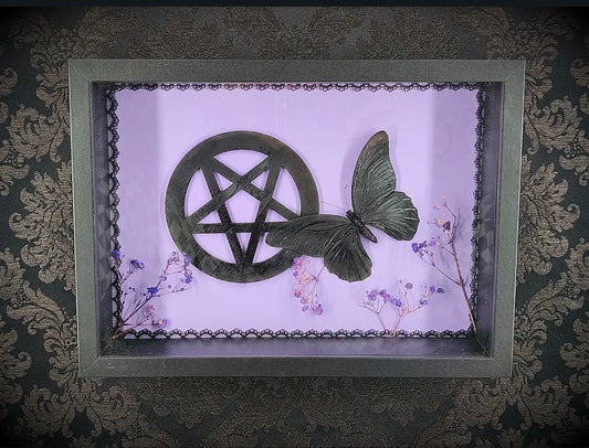 Décoration murale ésotérique avec papillon noir et symbole pentacle en bois