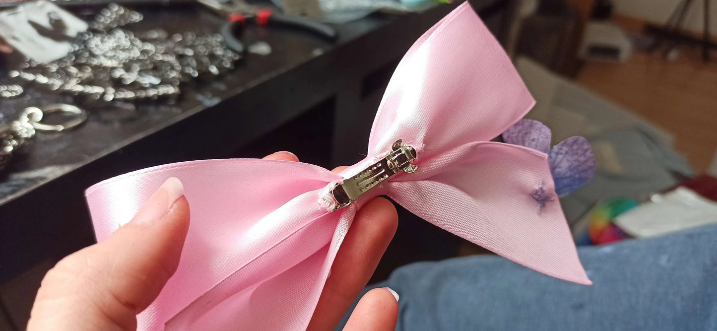 Détail barrette rose pastel avec clip et tissus satin