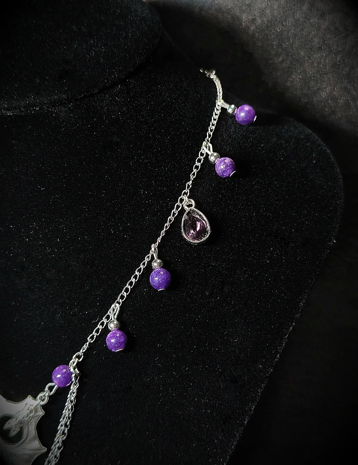 Détail chaîne collier gothique ornée de perles en améthyste et gouttes en verre violet