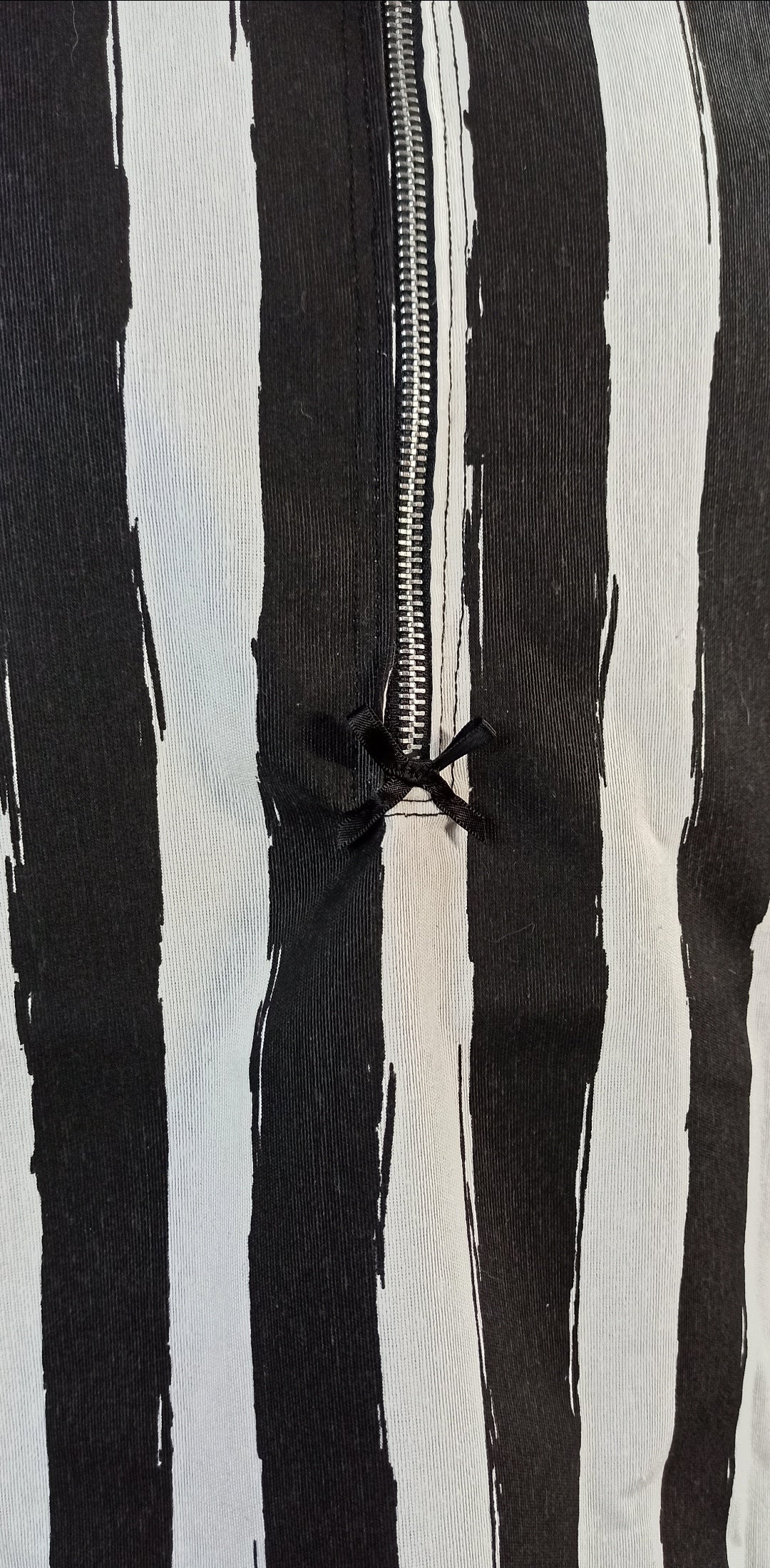 Détail de la fermeture dans le dos de la jupe gothique