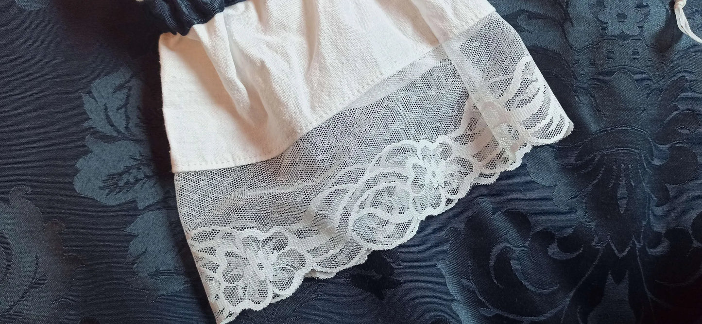 Détail des manches larges en lin et dentelle blanche