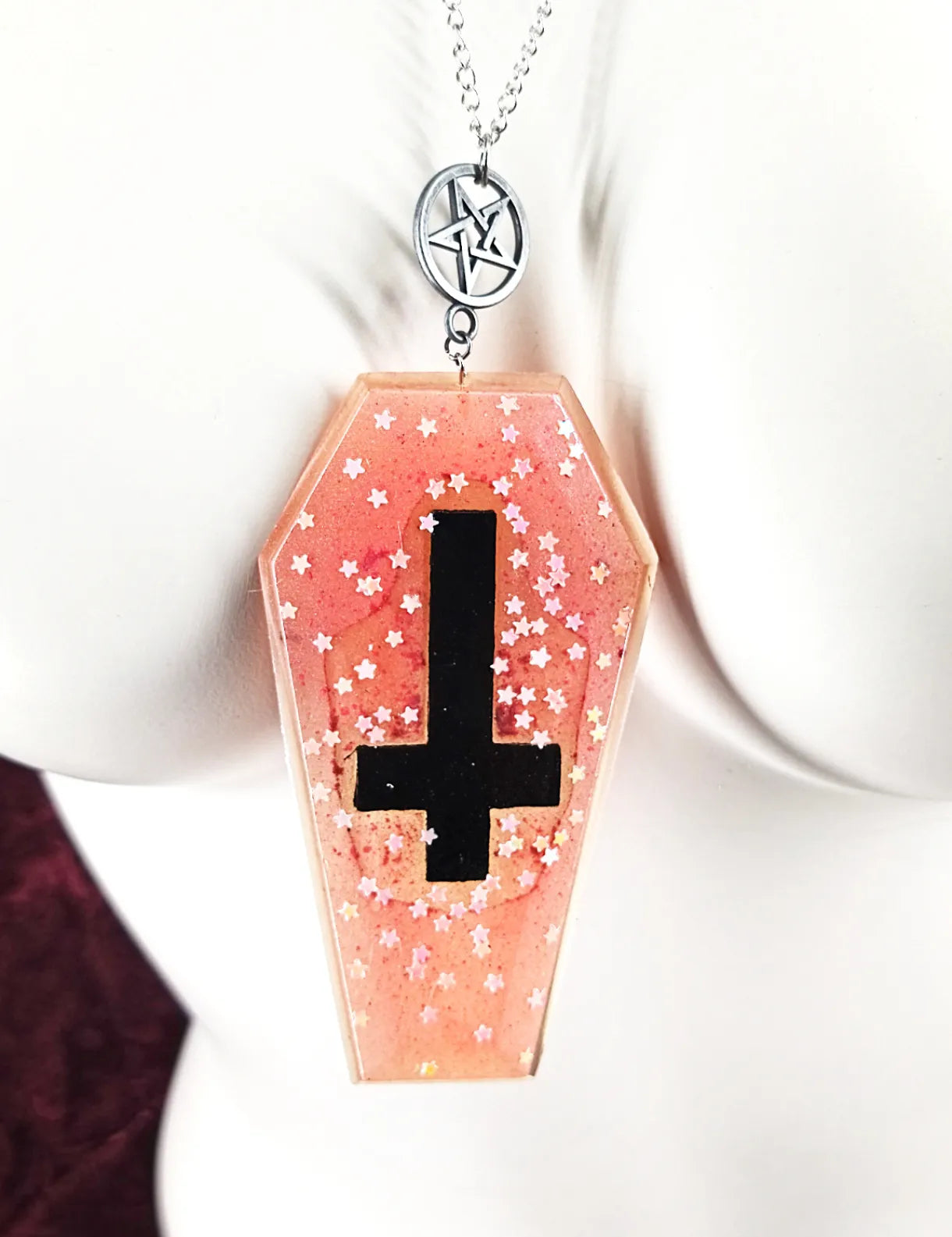 Détail du cercueil rose et de la croix du collier cercueil