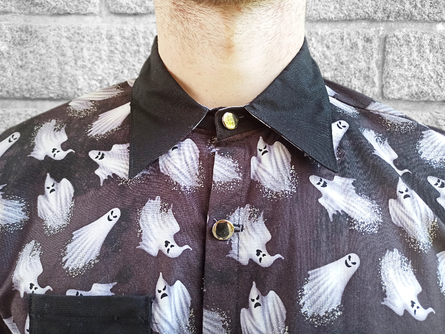 Détail du col de la chemise fantome artisanale
Boutons argentés sur chemise noire alternative