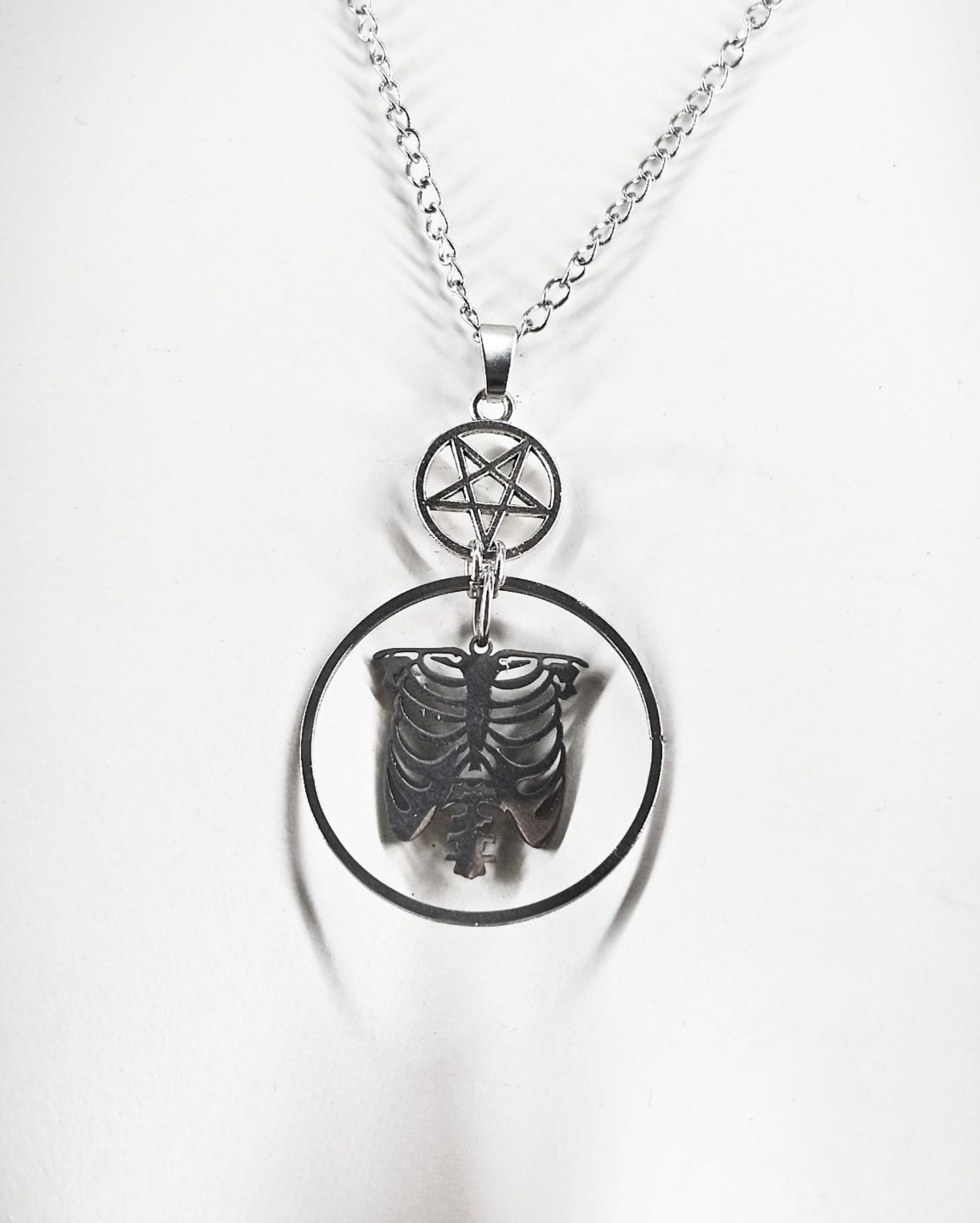 Détail du collier gothique cage thoracique & pentacle en acier inoxydable