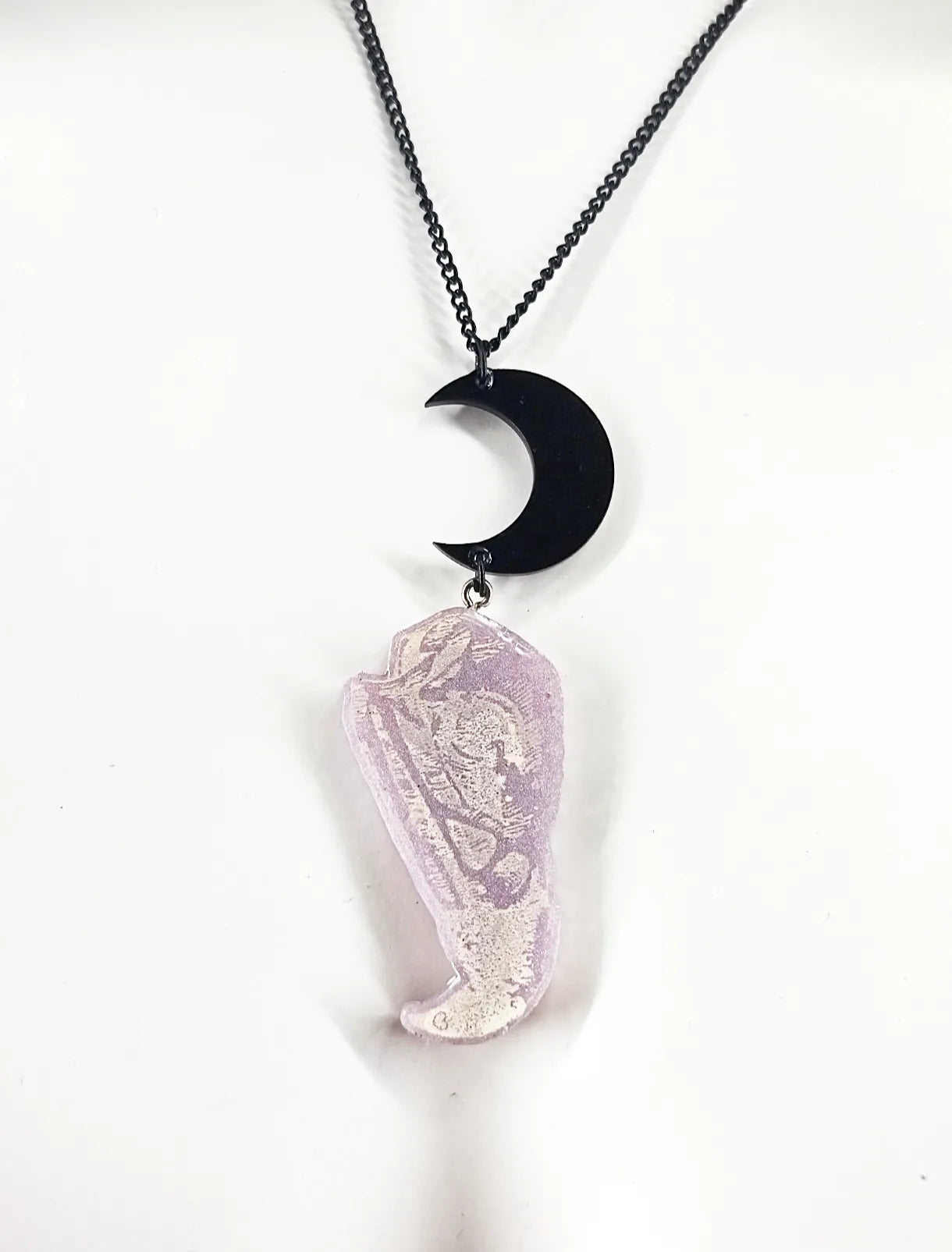 Détail du collier pastel goth avec lune noire et crâne d'oiseau