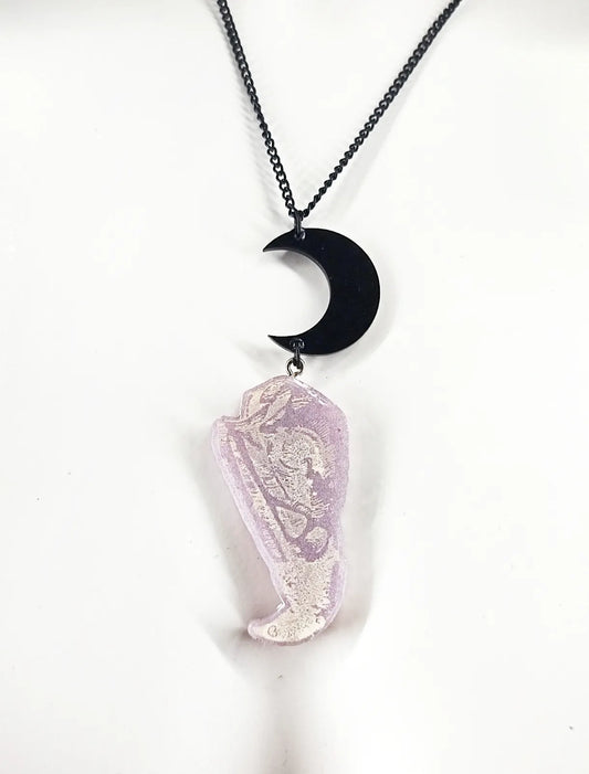 Détail du collier pastel goth avec lune noire et crâne d'oiseau