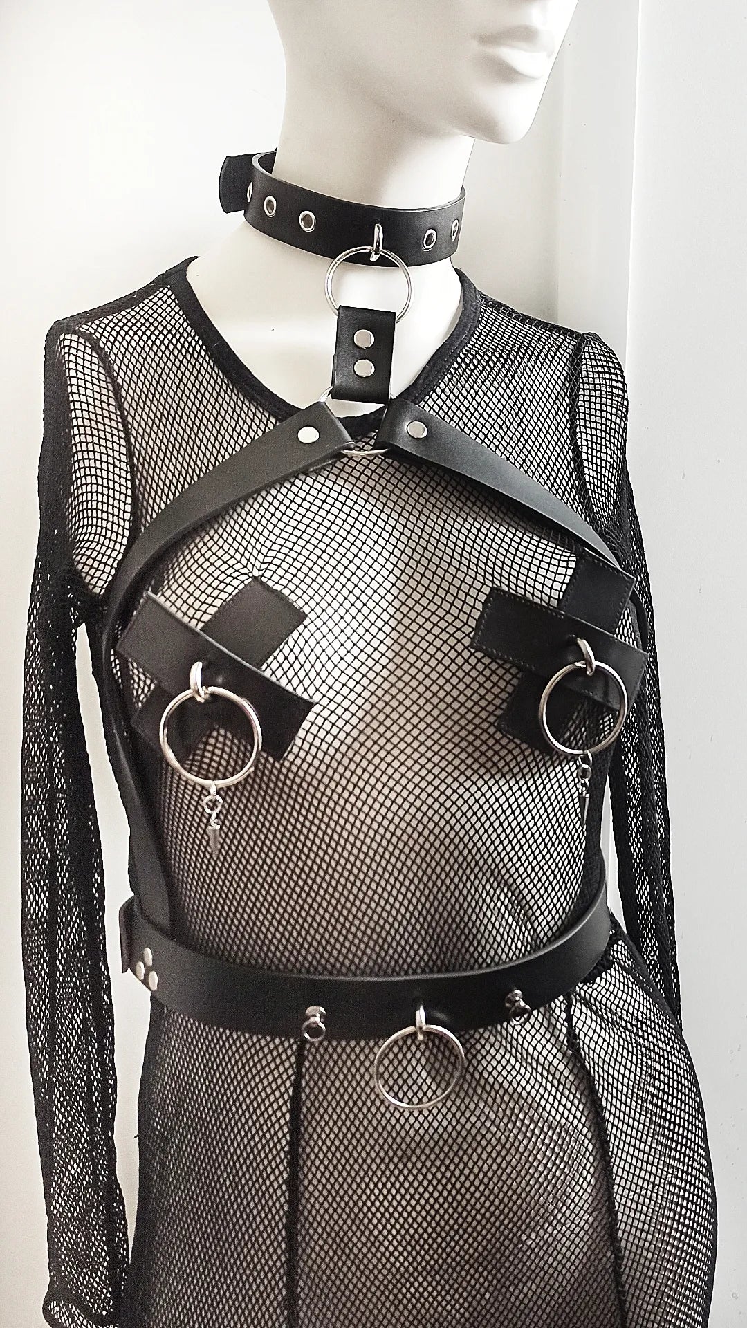 Création alternative sexy en tissu mesh et cuir
Détail du harnais avec anneaux métalliques