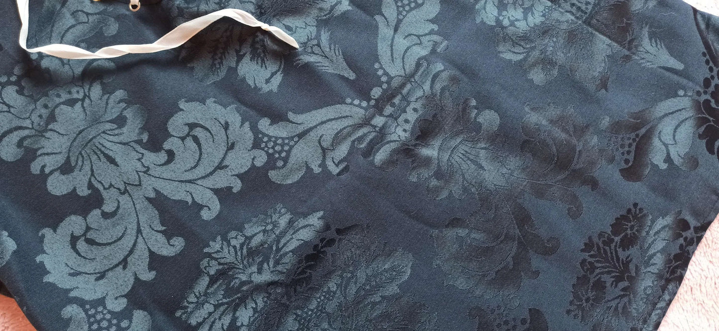Détail du jacquard bleu nuit avec motifs arabesques gothiques